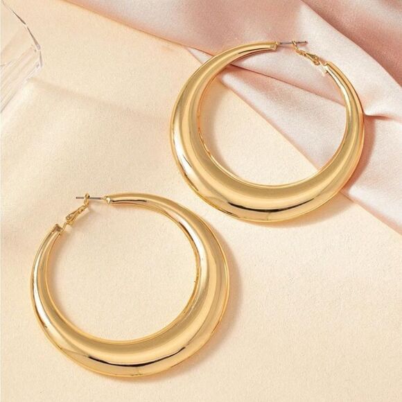 Minimalist Gold Hoop Earrings - Picture 5 of 11